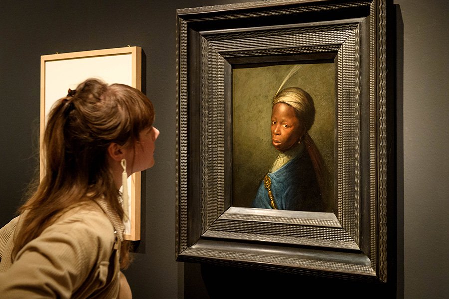 Посетительница на выставке «Здесь. Чернокожие во времена Рембрандта». Фото: The Rembrandt House Museum