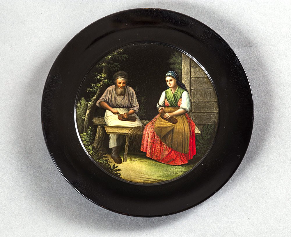 Декоративная тарелка. Лапти плетут. 1860–1870-е. Фабрика А.П. Лукутина, Федоскино. Всероссийский музей декоративно-прикладного и народного искусства