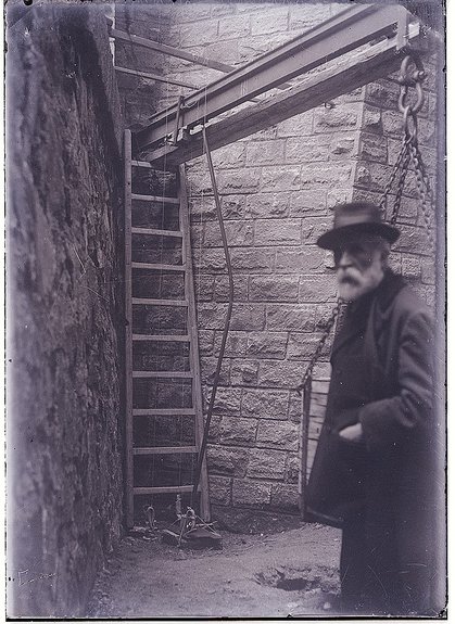 Антонио Гауди на стройке Саграда Фамилия. Автор неизвестен. Черно-белая репродукция с негатива. 1916