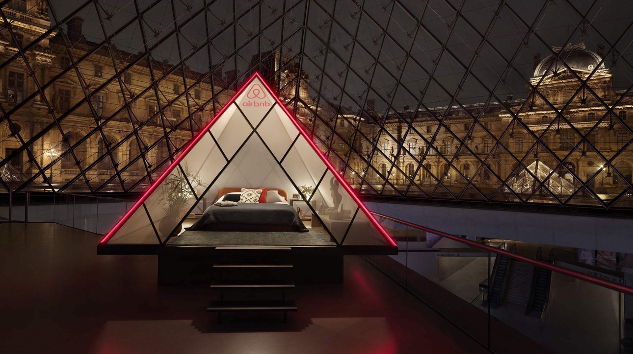Спальня в пирамиде Лувра. 2019. Фото: Julian-Abrams/Airbnb/Louvre