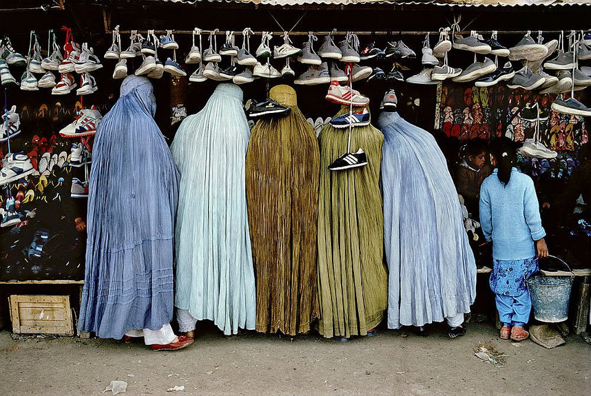 Стив Маккарри. «Женщины в магазине обуви. Кабул, Афганистан». 1992. Фото: MMOMA