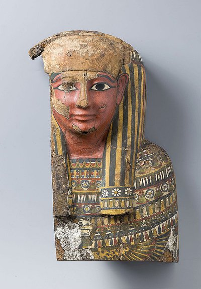 Головная часть антропоидного саркофага мужчины. 722–525 гг. до н. э. Фото: Государственный Эрмитаж