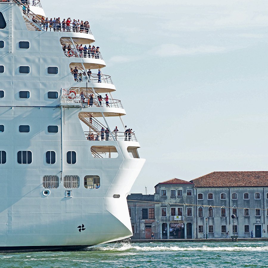Круизный лайнер в Венеции. Фото: Drew Harbour