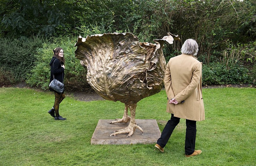 Гигантская капуста на курьих ножках — это самая большая скульптура из когда-либо сделанных современным скульптором-сюрреалистом Клодом Лаланном. В галерее Ben Brown  / Linda Nylind/FriezeFine Arts ее можно купить за 2 млн евро