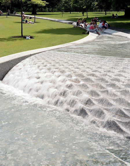 Мемориальный фонтан принцессы Дианы в Гайд-парке открыт в 2004 г. Фото: Gustafson Porter + Bowma