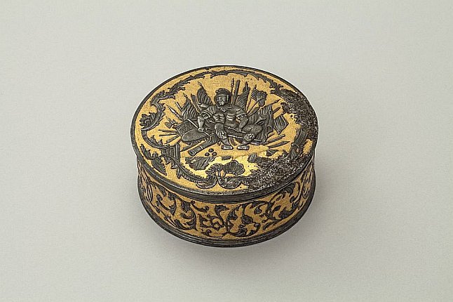 Табакерка настольная 1760-е гг. Сталь; ковка, оброн, резьба, чеканка, полировка, канфарение, золочение.