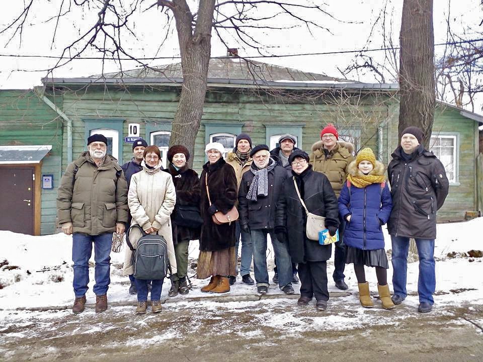 Участники конференции "Ольга Розанова: исследования и насущные жизненные вопросы" на фоне дома Розановой во Владимире. В красной шапке во втором ряду — Алексей Арескин, сотрудник областного архива, обнаруживший этот дом. Среди других участников — Андрей Сарабьянов (первый слева), глава московского Центра авангарда Еврейского музея, председатель попечительского совета Розановского центра. 26 февраля 2017 г. Фото: Светлана Королева