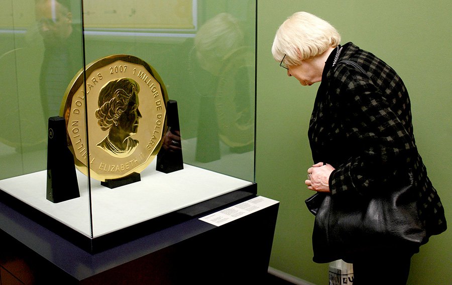 Золотая монета «Большой кленовый лист» в экспозиции берлинского Музея Боде. Фото: Marcel Mettel/EPA/ТАСС