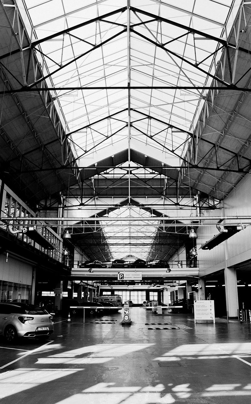 Интерьер здания Citroёn в Брюсселе. Фото: Sami Bouchafrati (RLICC - IPW3-Study Citroen 2013-2014) / Fondation Kanal