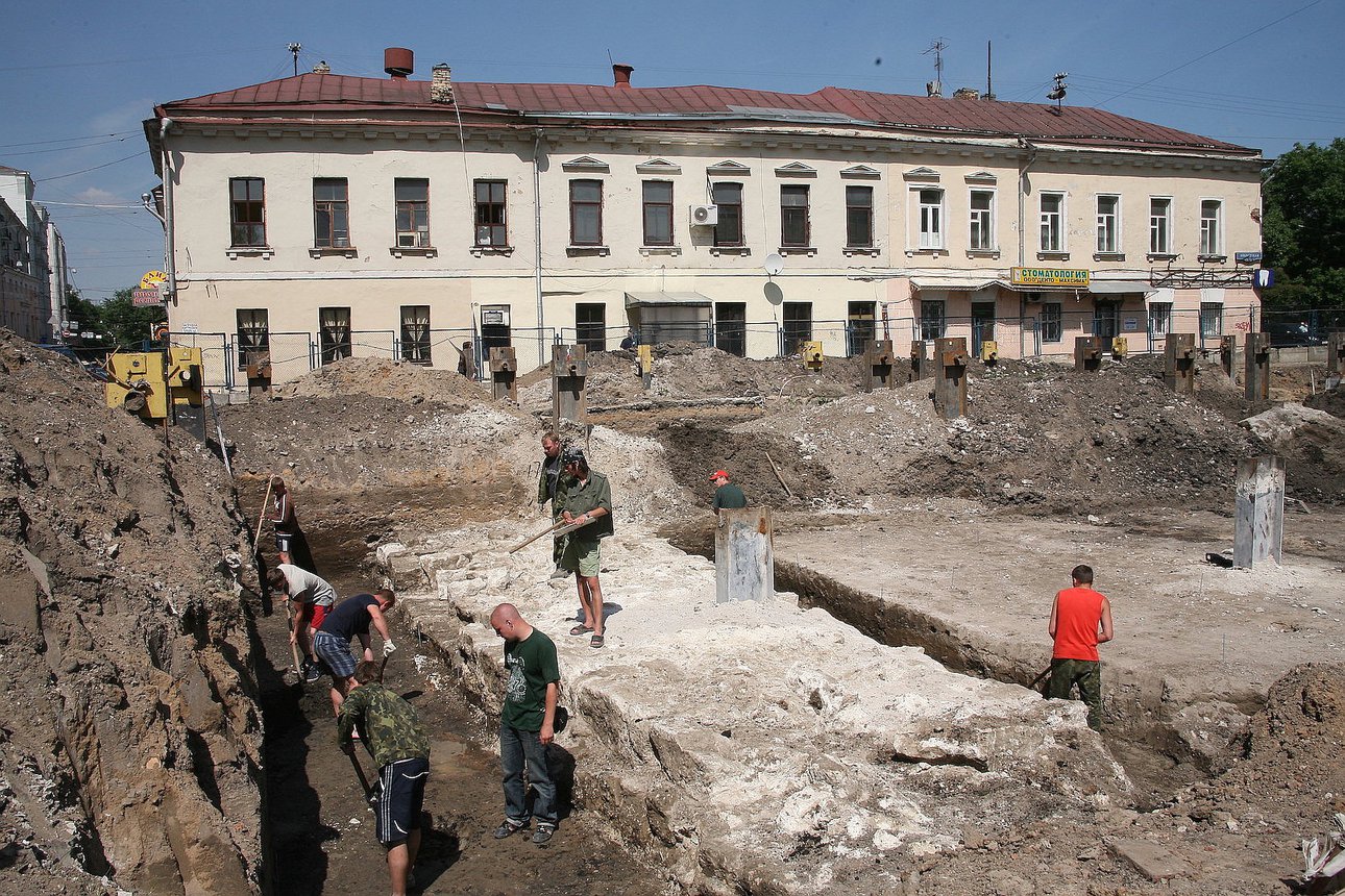 Археологическая расчистка основания стены Белого города на Хохловской площади, 2007 год. Фото предоставлено проектом "Активный гражданин"