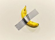 Маурицио Каттелан продает бананы на Art Basel Miami