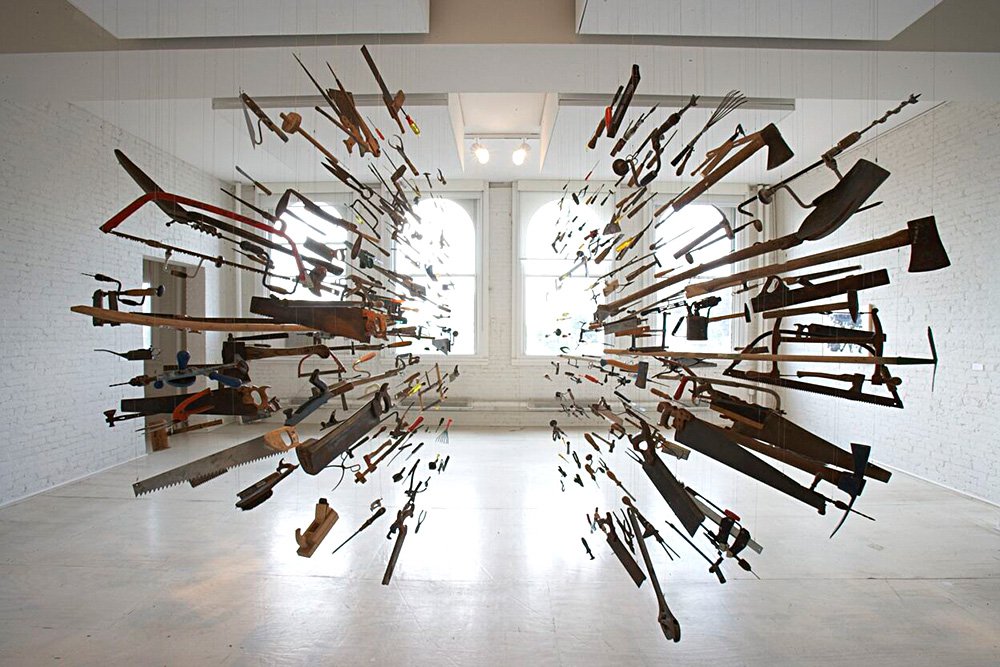 Дамиан Ортега. «Контролер Вселенной». 2007.Вид инсталляции в MoMA PS1, Нью-Йорк. 2008. Фото: Предоставлено художником и MoMA PS1, Нью-Йорк / МСИ «Гараж»