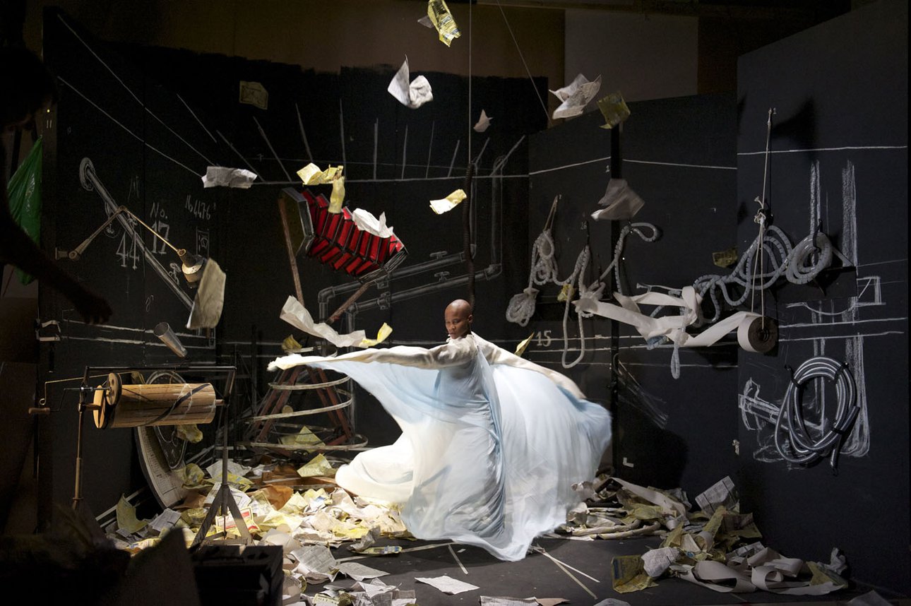 Сцена из инсталляции «Отказ от времени» (The Refusal of Time), 2012. Фото: Johannesburg Art Gallery