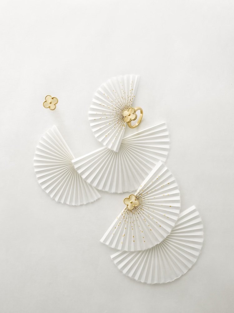 Кольцо и серьги из коллекции Alhambra. Фото: Van Cleef & Arpel