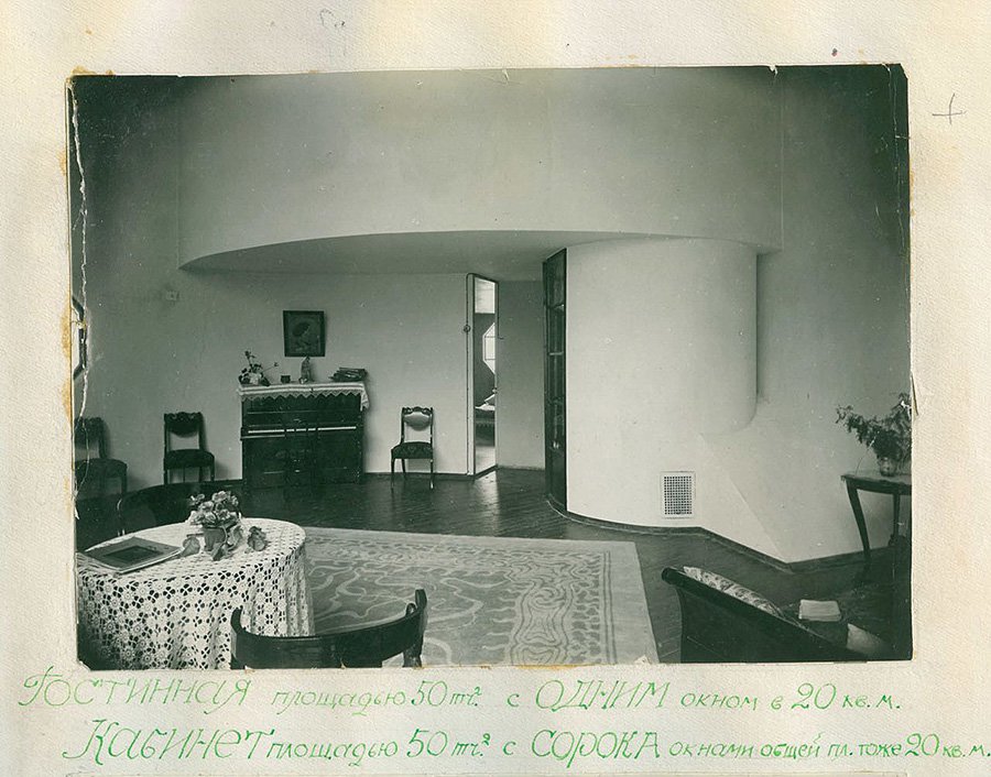 Гостиная в доме Константина Мельникова в Кривоарбатском переулке. 1930. Фото: Государственный музей архитектуры имени А.В.Щусева