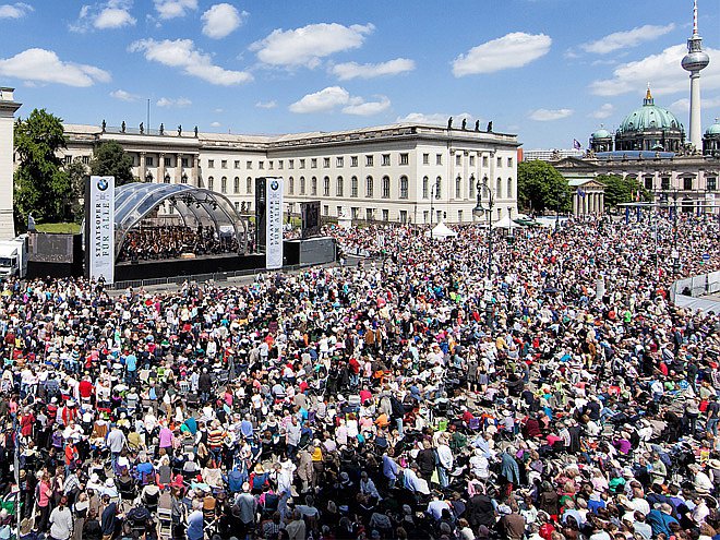 Выступление Берлинской государственной капеллы и хора на знаменитой площади Бебельплац 30 сентября. Фото: BMW