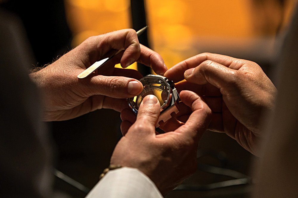Мастер демонстрирует процесс создания часов на стенде Audemars Piguet на Art Basel
