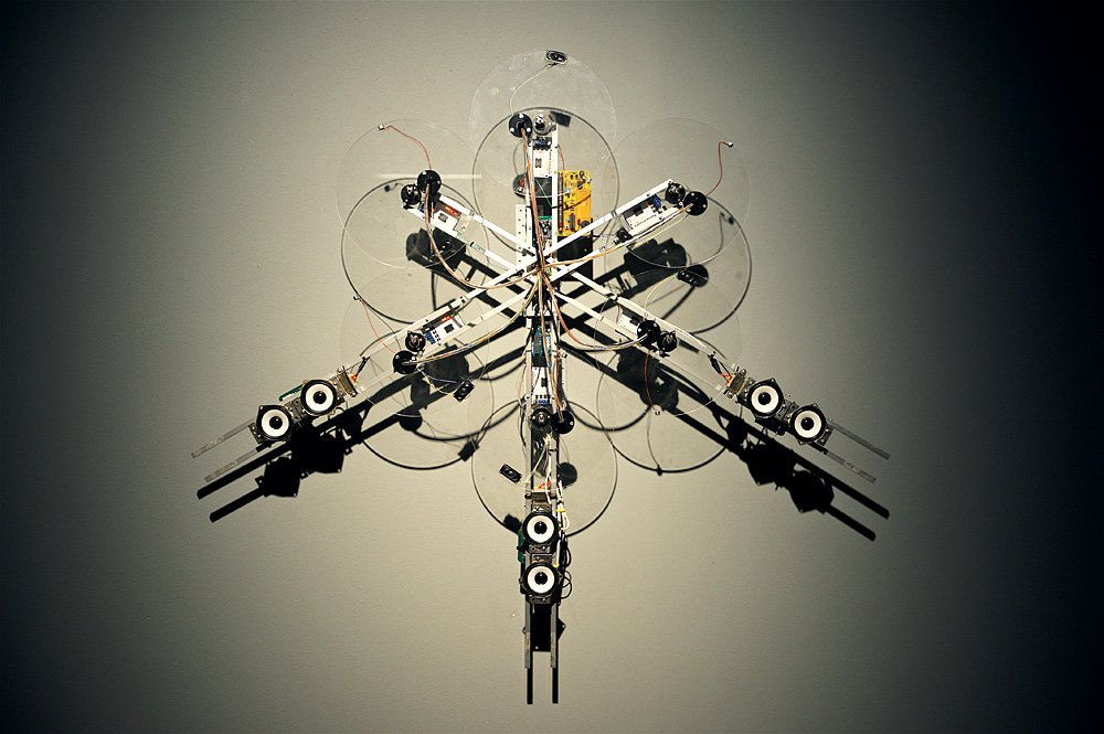 ::vtol::. «Метафазовая звуковая машина». 2014. Кинетическая звуковая инсталляция, счетчик Гейгера, многоканальная звуковая синтезирующая система. Фото: Московский музей современного искусства