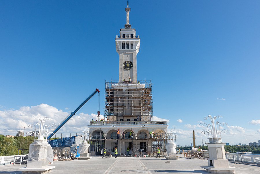 Здание Северного речного вокзала в лесах. Фото: ГУП «Мосгортранс»