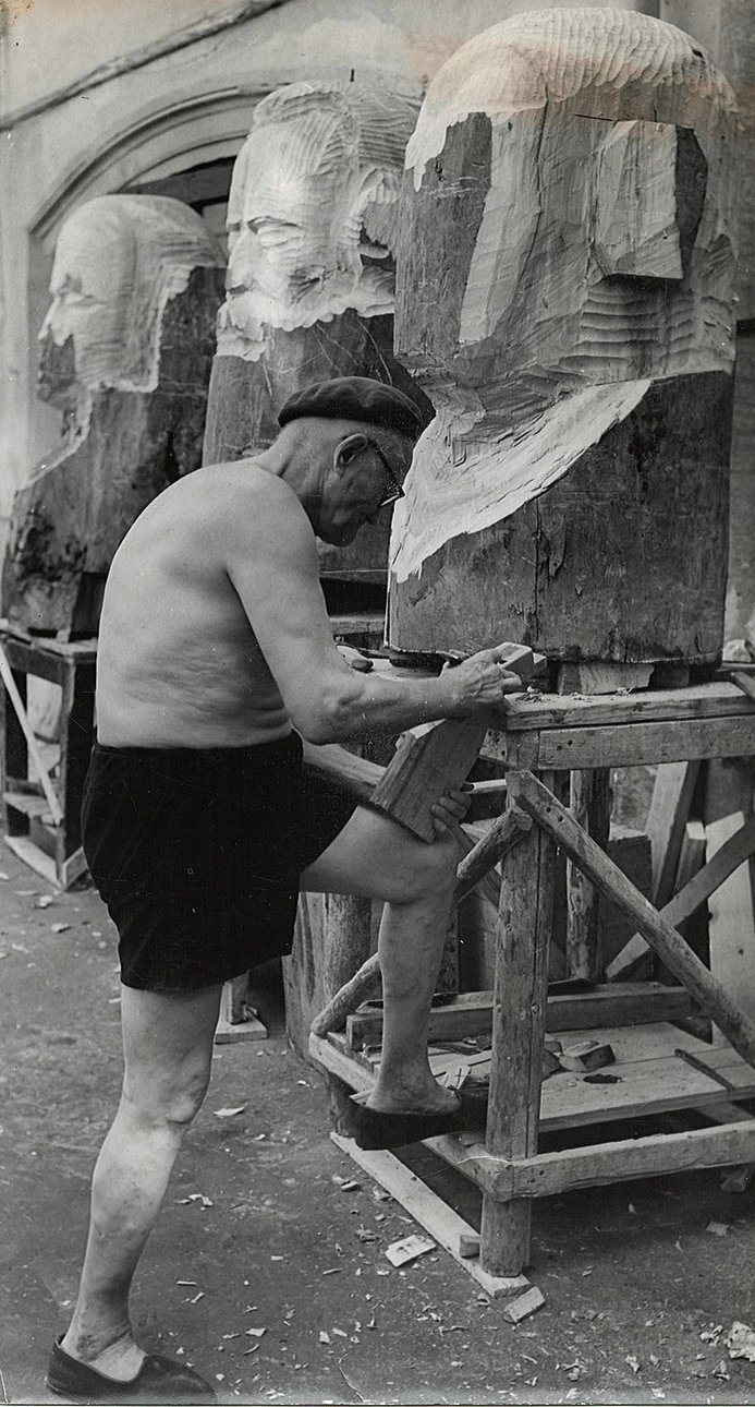 Дмитрий Цаплин за работой во дворе своей мастерской. Около 1960 г. Фото: предоставлено наследниками Д.Ф. Цаплина