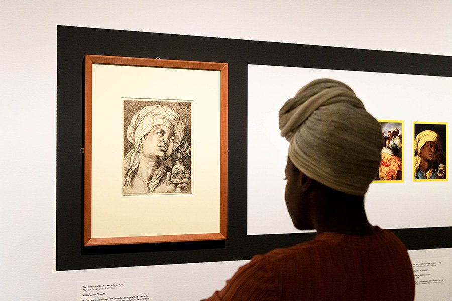 Посетительница на выставке «Здесь. Чернокожие во времена Рембрандта». Фото: The Rembrandt House Museum