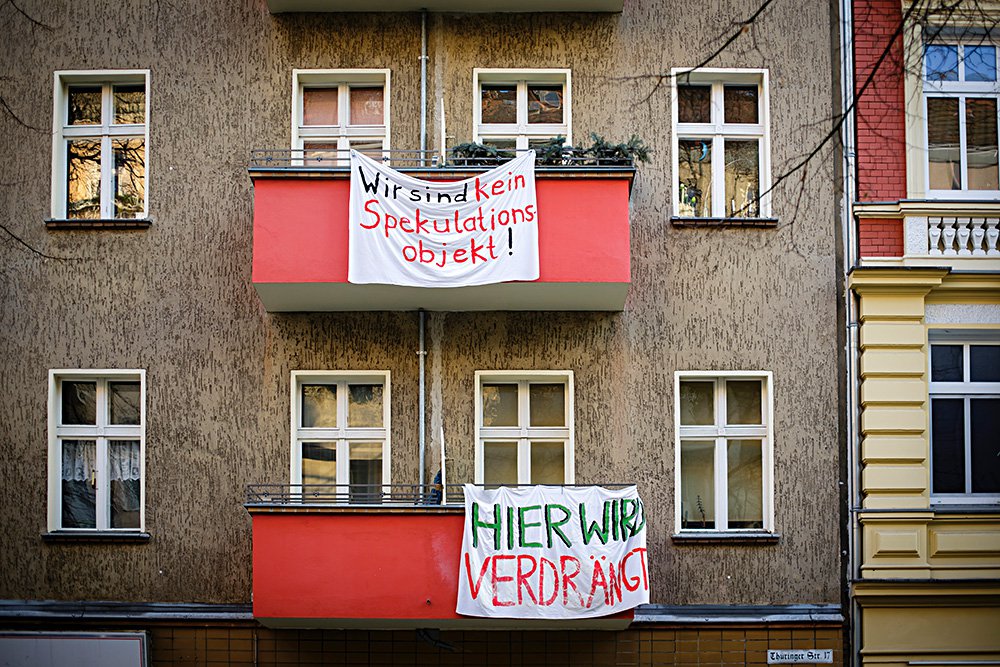 Жители района Нойкёльн в Берлине вывесили протестные баннеры. Фото: Thomas Trutschel/Gettyimage