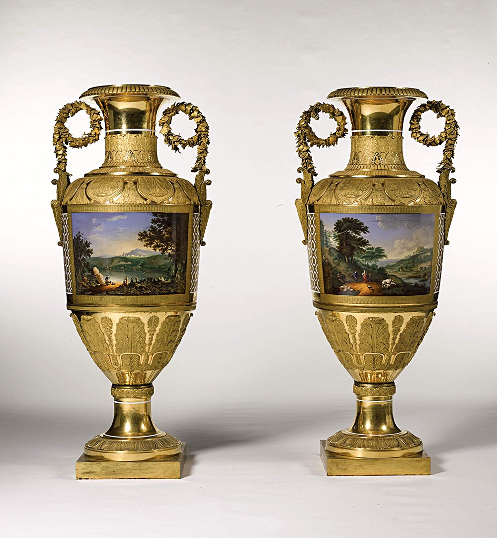 Парные фарфоровые вазы с основаниями из золоченой бронзы. 1825. Императорский фарфоровый завод. Фото: Sotheby’s