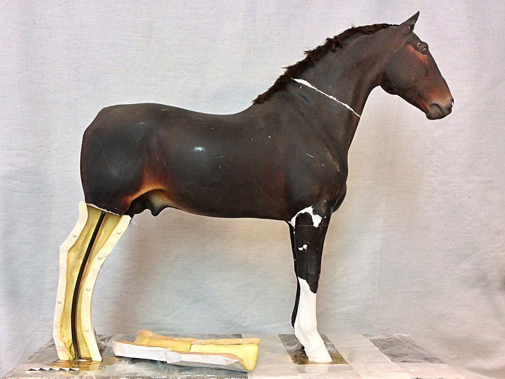 Гипсовая конная статуэтка работы Петра Клодта до реставрации. Фото: Государственный Эрмитаж