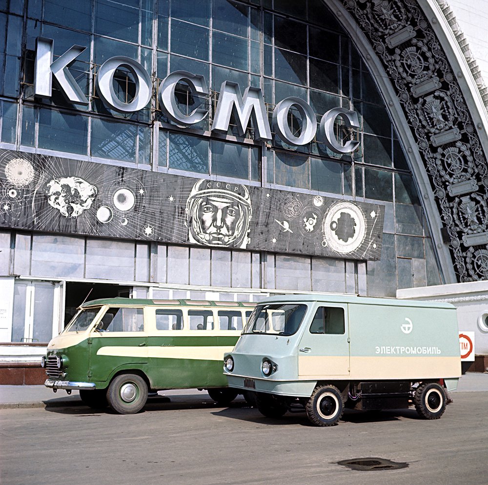 Москва. ВДНХ. У павильона «Космос». 1969 г. Фото: Архив ТАСС / ОАО «ВДНХ»