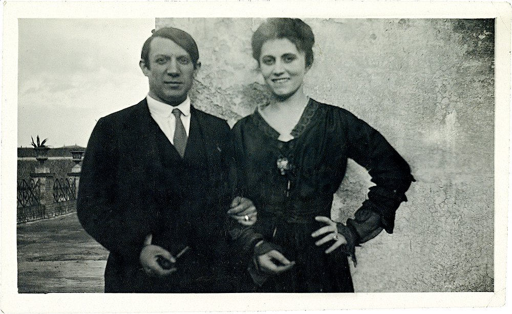Пабло Пикассо и Ольга Хохлова на террасе отеля «Минерва». Рим, 1917 г. Фото: архив Ольги Руис-Пикассо, Фонд поддержки искусства Альмины и Бернара Руис-Пикассо, Мадрид