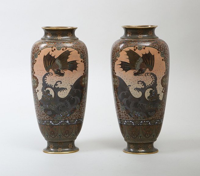 Парные вазы с изображением драконов и буддийских львов.Япония, Нагоя, конец XIX века.Медный сплав, позолота, эмали.Высота 30 см.