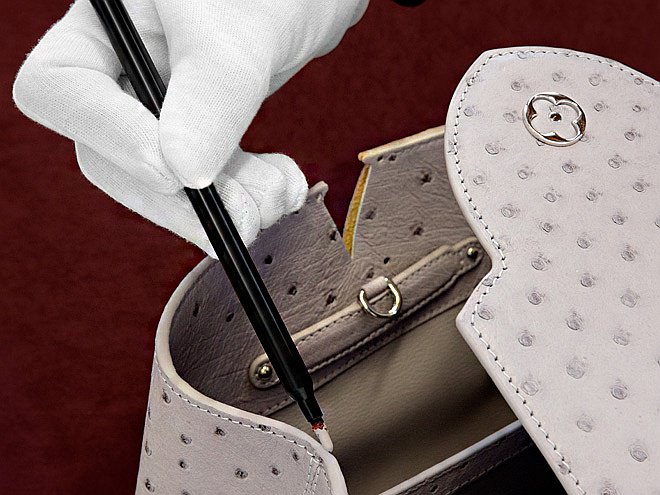 Процесс создания сумки Capucines из кожи страуса в ателье Louis Vuitton для особых заказов. Фото: Louis Vuitto