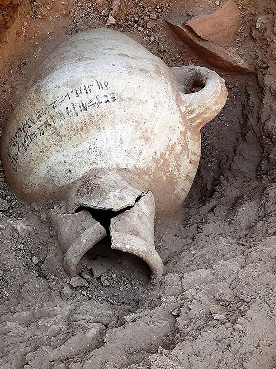 Кувшин, обнаруженный на месте раскопок. Фото: Zahi Hawass Center of Egyptology