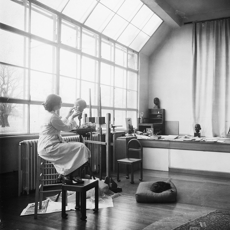 Скульптор Дора Гордин за работой в своей студии в Лондоне. 1930-е. Фото: Historic England Archive