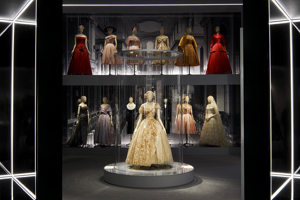 Экспозиция Christian Dior: Designer of Dreams в Музее Виктории и Альберта. Фото: Adrien Dirand