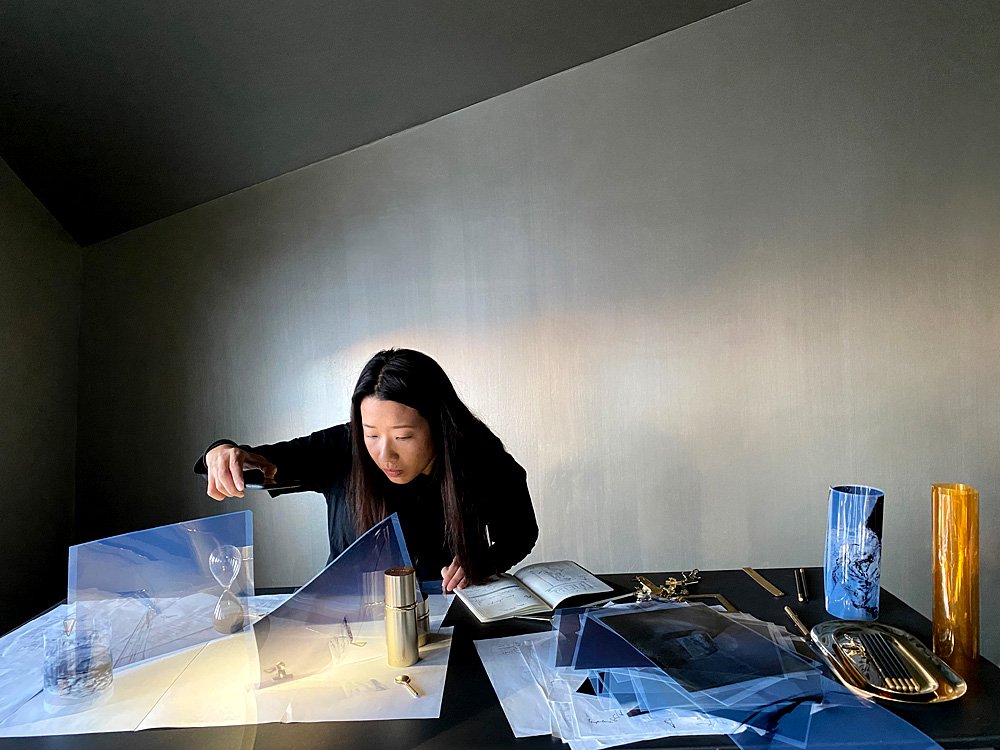 Художница Карла Чан в процессе работы. Фото: La Prairie