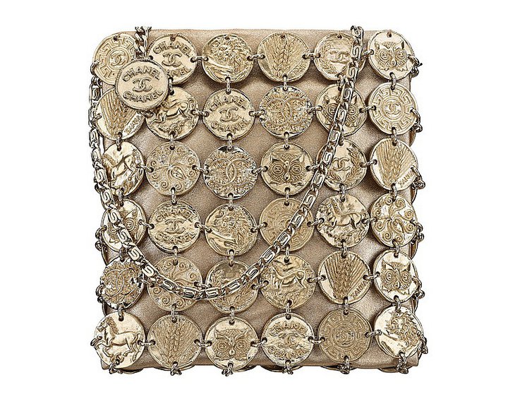 Сумка Chanel из кожи, украшенная металлическими монетами, из новой круизной коллекции. Фото: Chanel