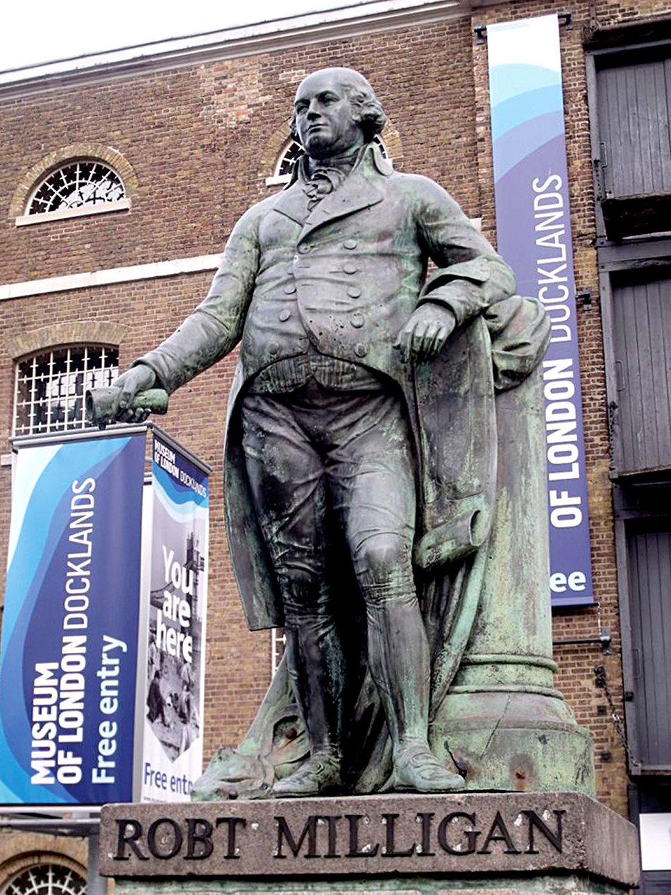 Статуя работорговца XVIII в. Роберта Миллигана у Музея лондонских доков демонтирована под давлением общественности. Фото: TAN