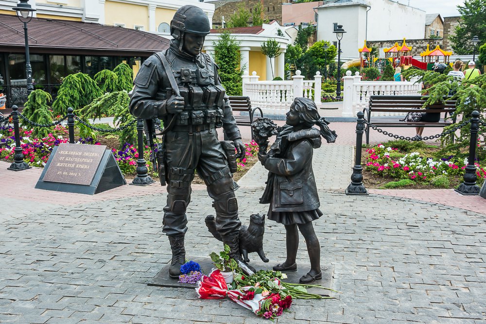 Памятник "вежливым людям" в Симферополе Фото mevamevo.livejournal.com