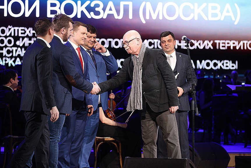 Евгений Асс вручает награду команде Северного Речного вокзала. Фото: Виктор Бойко/Елизавета Мелина/Наталья Польская/Анна Темерина/Дмитрий Чунтул