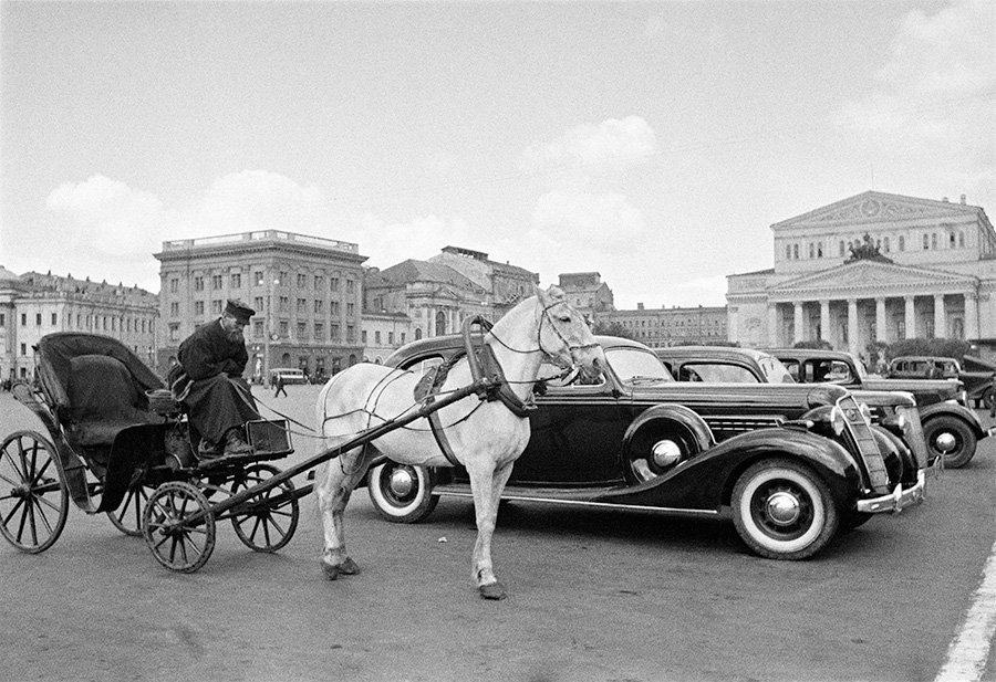 Извозчик и автомобиль. Стоянка такси у Большого театра. 1935 г. Фото: Аркадий Шайхет/Мультимедиа Арт Музей