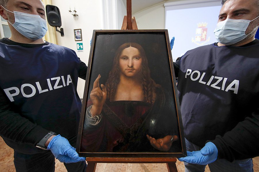 Полиция демонстрирует обнаруженную картину «Спаситель мира». Фото: Salvatore Laporta/IPA via ZUMA Press/TASS