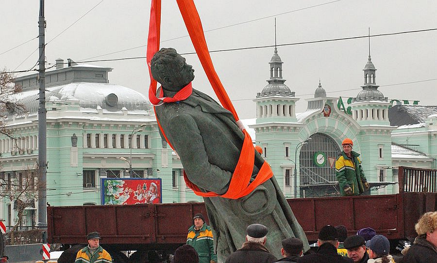 Памятник Максиму Горькому вывозят с площади. 2005. Фото: Мосгорнаследие