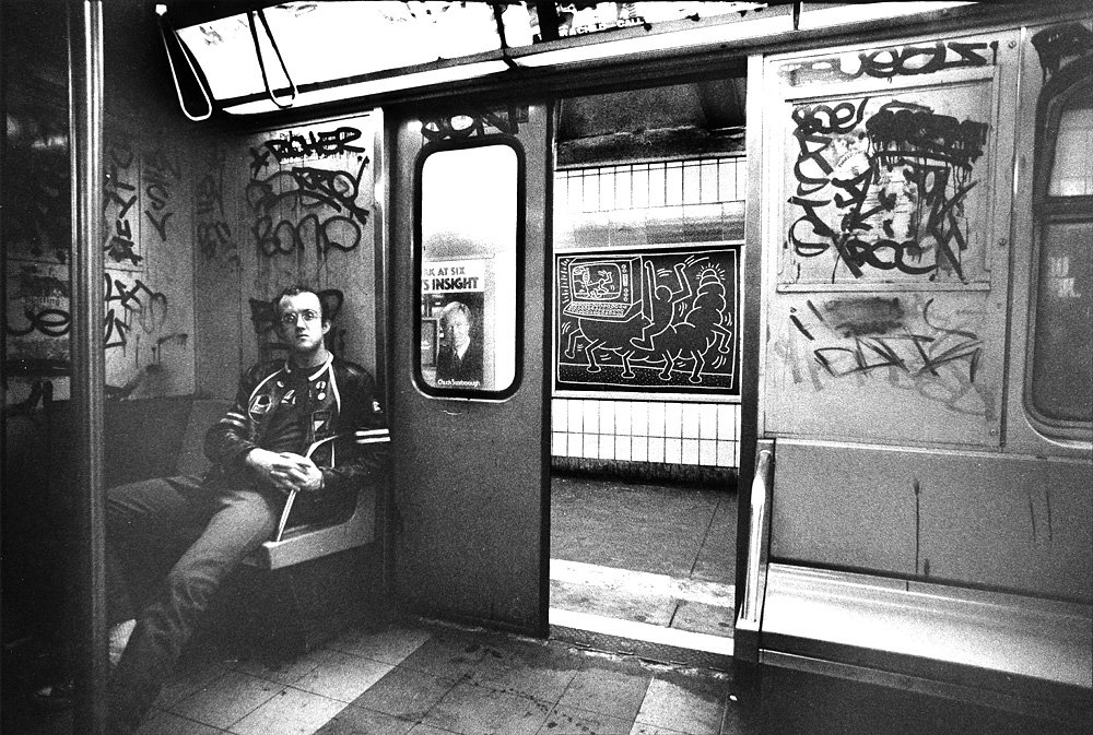 Ценг Квонг Чи. «Кит Харинг в вагоне метро». Нью-Йорк, 1983. Фото: Tseng Kwong Chi