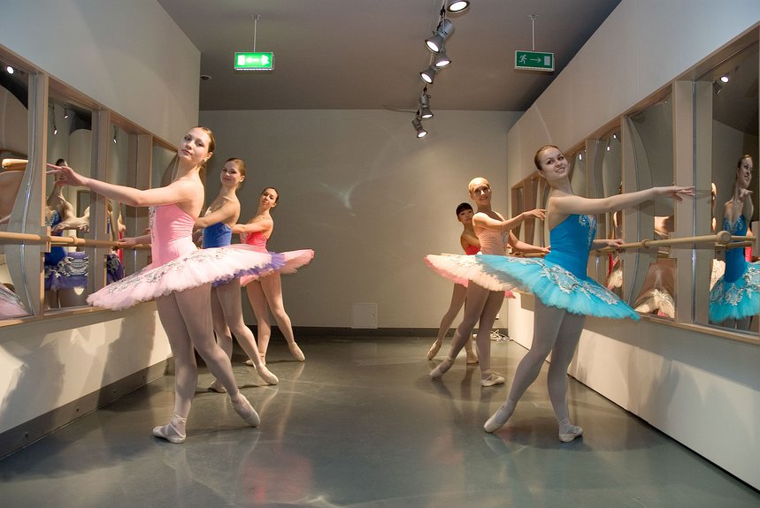 Балетный класс с кривыми зеркалами. 2005. Инсталляция и перфоманс на открытии выставки Рефлексия, ГЦСИ, Москва. © Московский музей современного искусства