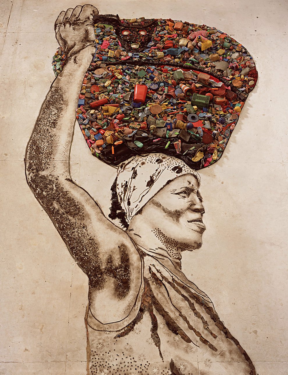 Серия «Картины из мусора» была сделана Виком Мунисом для фильма Люси Уокер «Свалка» в 2010 г. Фильм отвечает на вопрос, может ли современный художник непосредственно влиять на судьбы людей. Фото: courtesy of the Artist