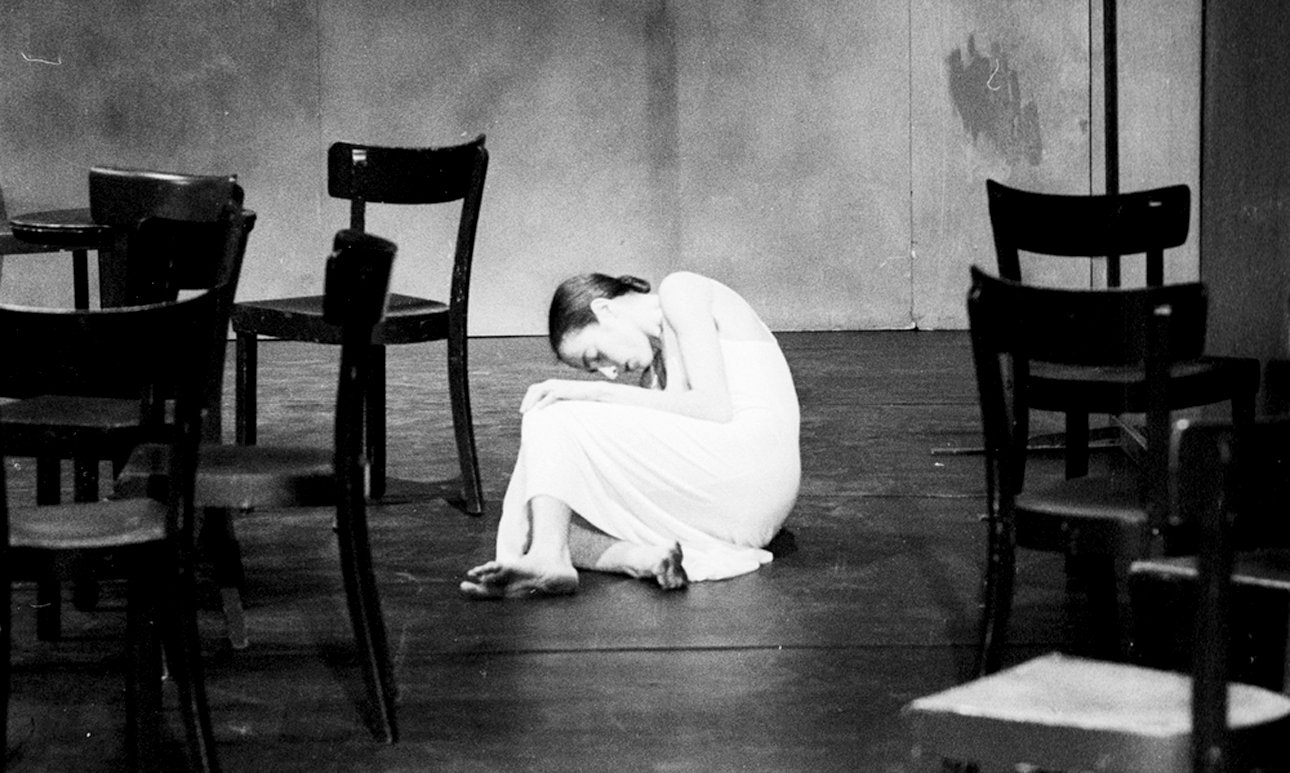 Cпектакль «Кафе „Мюллер“». 1985. Фото: Ulli Weiss/Pina Bausch Foundation