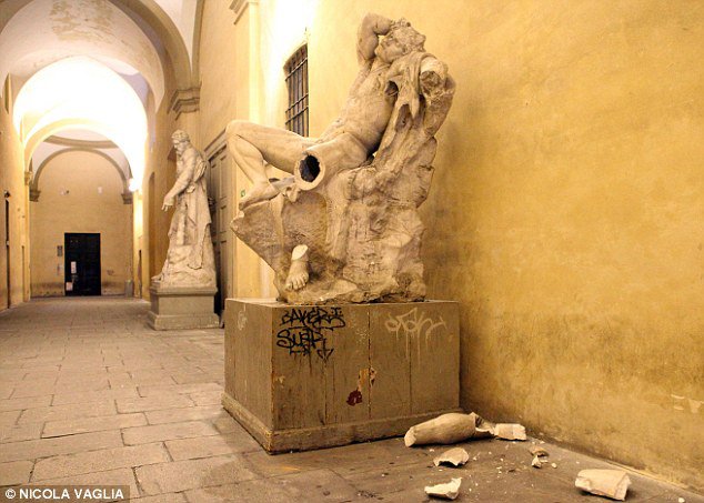 Статуя «Пьяный сатир» после неудачной попытки селфи. Фото: Nicola Vaglia