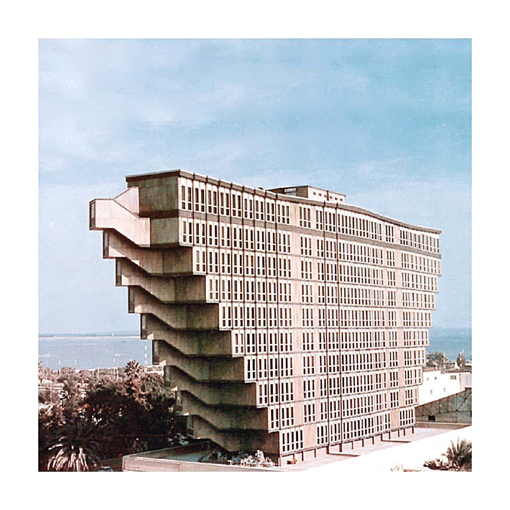 Hôtel du Lac в Тунисе, возведенный в 1970-е по эксцентричному проекту Рафаэля Контиджани. Фото: Raffaele Contigiani