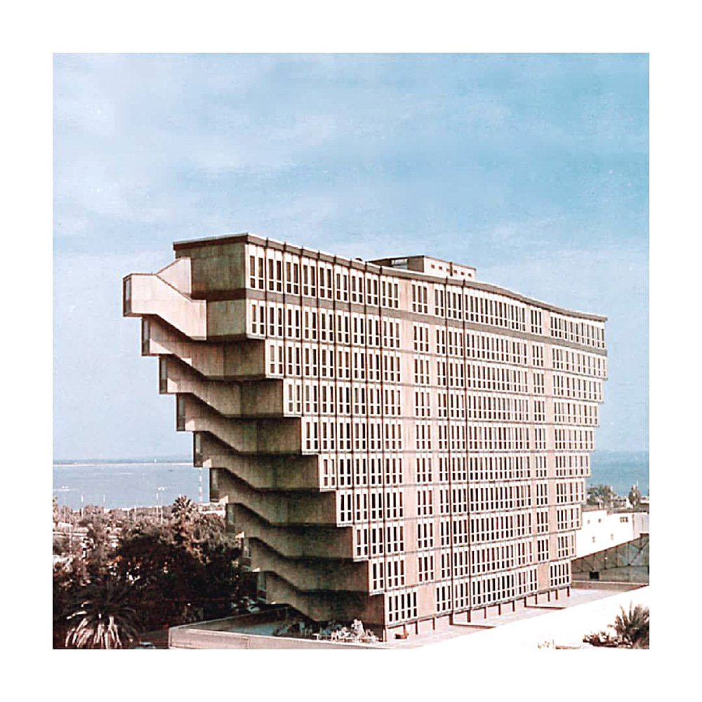 Hôtel du Lac в Тунисе, возведенный в 1970-е по эксцентричному проекту Рафаэля Контиджани. Фото: Raffaele Contigiani